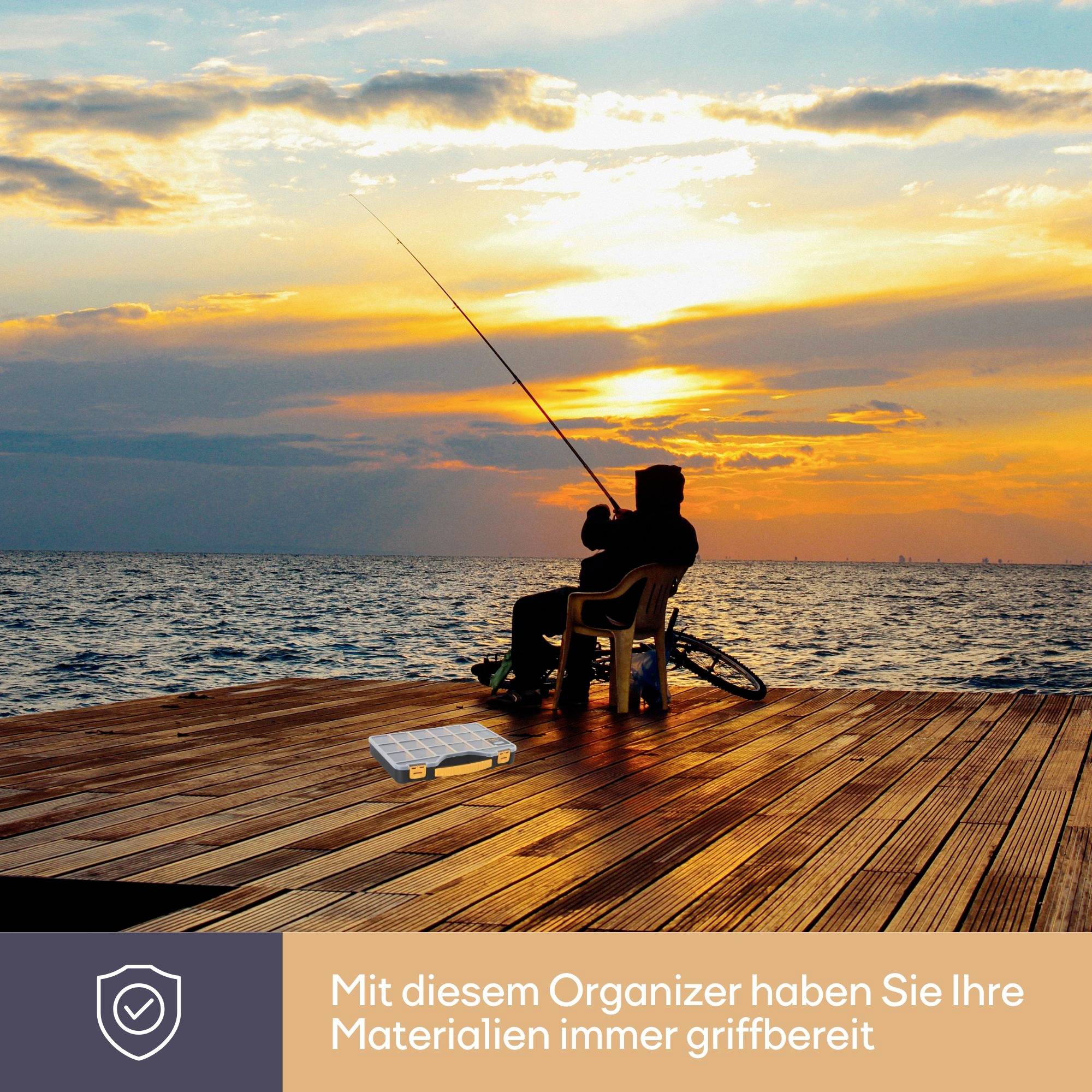 Eine Person angelt im Sonnenuntergang auf einem Holzsteg am Meer, daneben eine offene Angelausrüstungskiste.