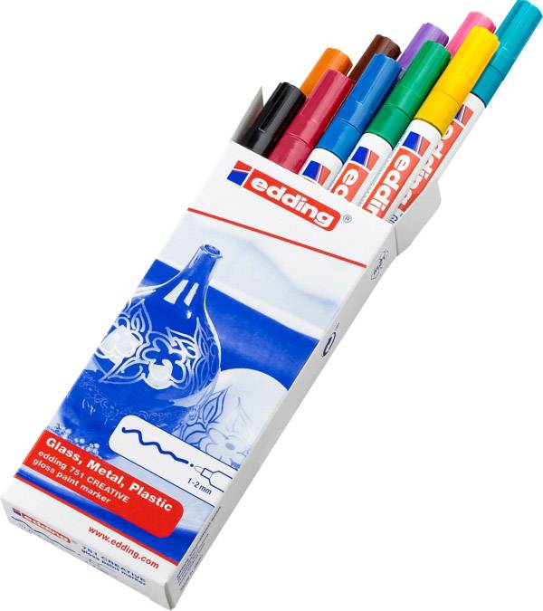 Eine geöffnete Packung mit sechs bunten edding-Markenstiften, geeignet für Glas, Metall und Plastik, auf einer glatten Oberfläche.