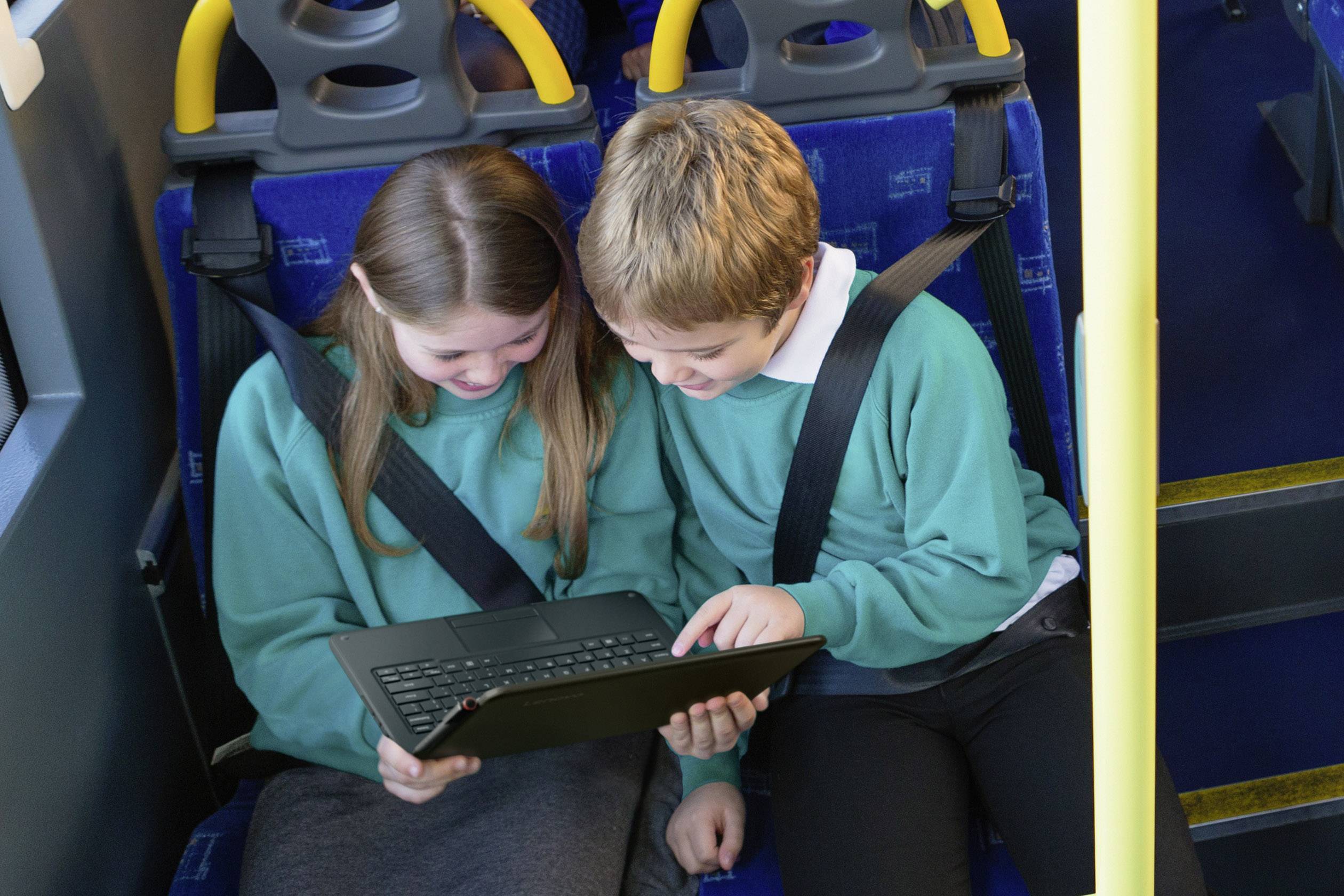 Lenovo 300e 29.5cm (11.6 Zoll) Notebook Intel® Pentium® Silver N5000 4GB 128GB eMMC Intel UHD Graphics 605 Windows® 10 Pro Schwarz