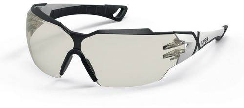 Sportliche Sonnenbrille mit schwarzem Rahmen und leicht getönten Gläsern, eignet sich für Outdoor-Aktivitäten bei sonnigem Wetter.