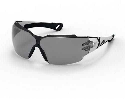Graue Sonnenbrille mit modernem Design, schwarzem Rahmen und verspiegelten Gläsern auf weißem Hintergrund.