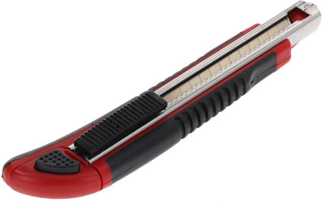 Ein roter und schwarzer Universalmesser mit einziehbarer Klinge, geeignet zum Schneiden von Papier oder Karton.