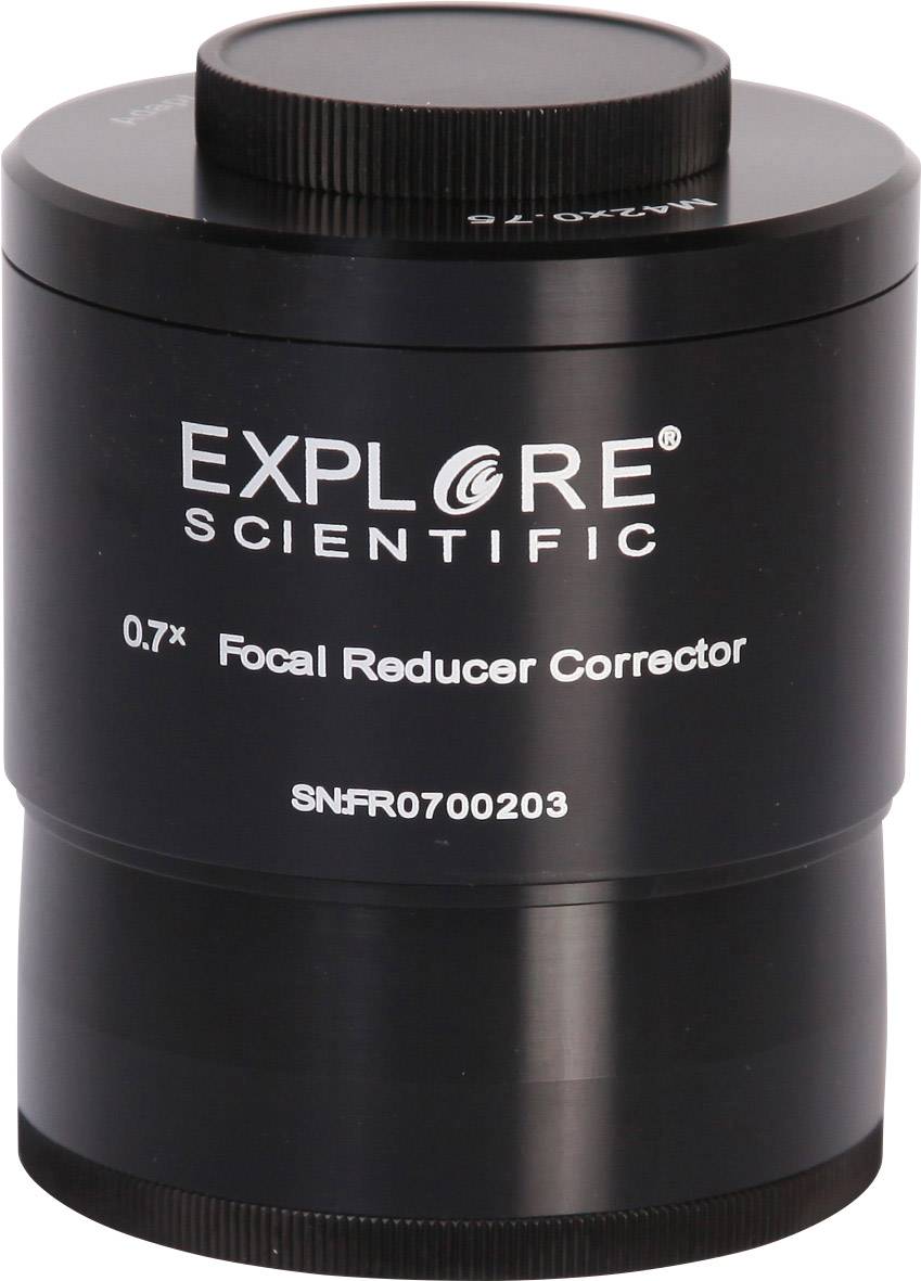 Ein schwarzer, zylindrischer Fokalreduzierer von Explore Scientific mit der Aufschrift '0.7x Focal Reducer Corrector'.