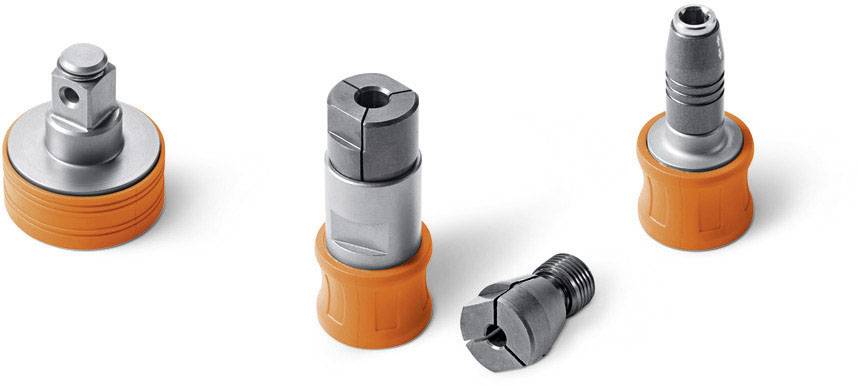 Verschiedene metallische Adapter und Schraubzubehör mit orangefarbenen Details, nebeneinander auf einer hellen Oberfläche platziert.
