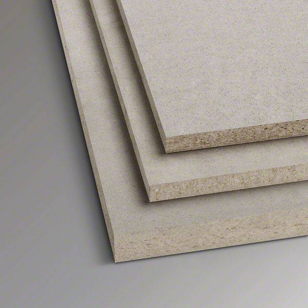 Drei übereinander gestapelte, beige-graue Konstruktionsplatten aus einem Faserzementmaterial auf einem neutralen Hintergrund.
