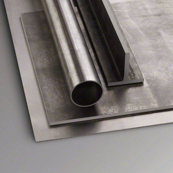 Metallblech, ein Rohr und ein L-Profil aus Metall liegen übereinander auf einer grauen Oberfläche.