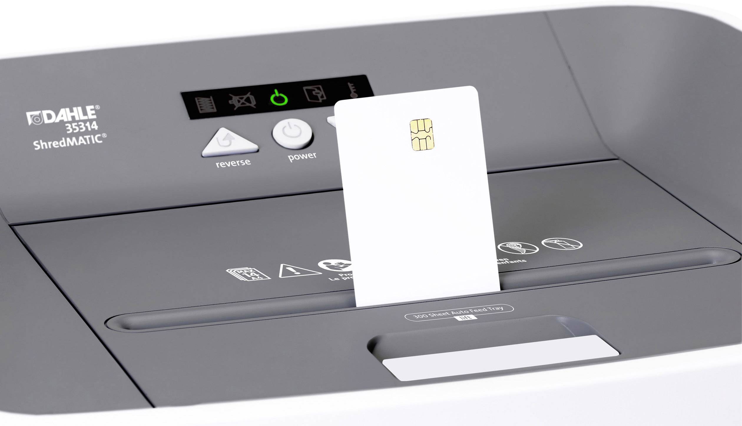 Ein Dokument mit einem Mikrochip wird in einen Aktenvernichter eingeführt. Der Aktenvernichter zeigt betriebsbereite Anzeigen.