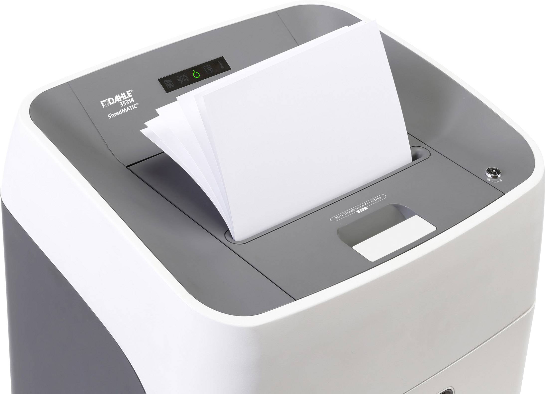 Ein Aktenvernichter mit mehreren Blättern Papier, die oben eingeführt sind. Gerät ist einsatzbereit, grüne Betriebsanzeige leuchtet.