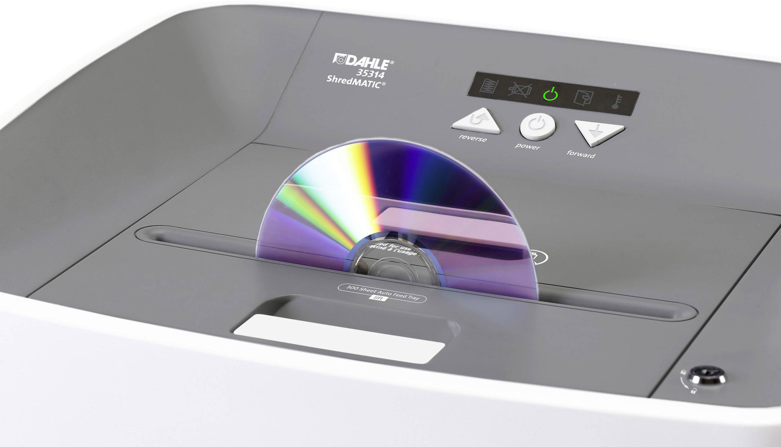 Ein CD-Shredder mit einer CD, die teilweise in den Schlitz eingeführt ist, zeigt die Fähigkeit des Geräts, CDs zu zerkleinern.