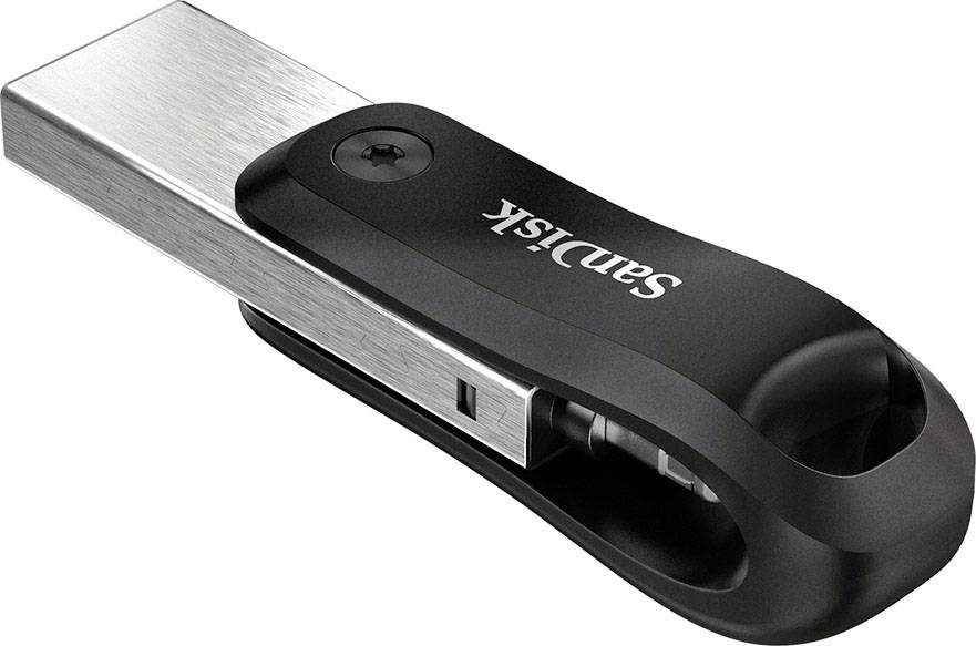 Ein schwarzer USB-Stick mit silbernem Anschluss von SanDisk.