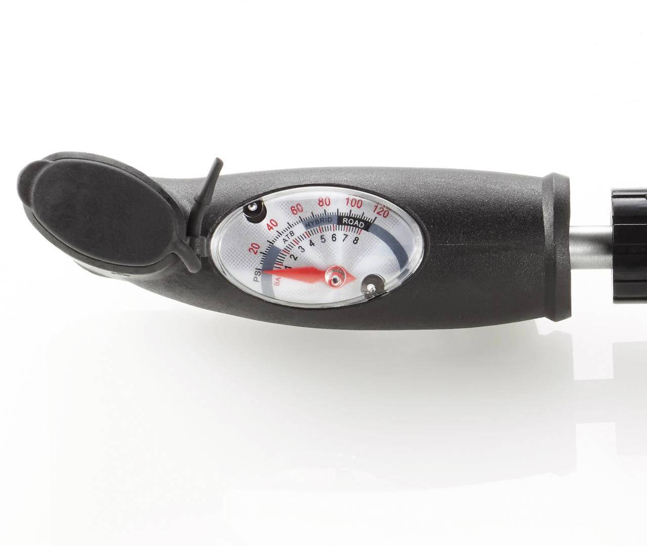 Ein Reifendruckmesser zeigt den Druck in psi und bar an. Der Zeiger steht auf 32 psi. Das Gerät hat eine schwarze Abdeckung.