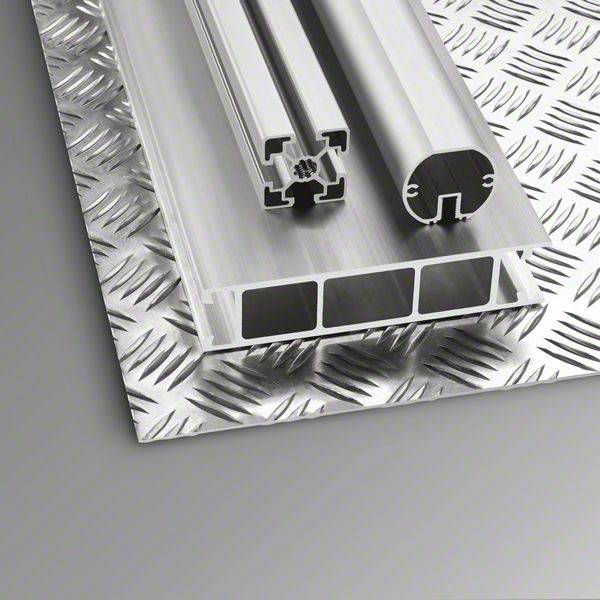 Metallprofile auf Riffelblechoberfläche, bestehend aus drei unterschiedlichen Querschnitten: quadratisch, rund und rechteckig.
