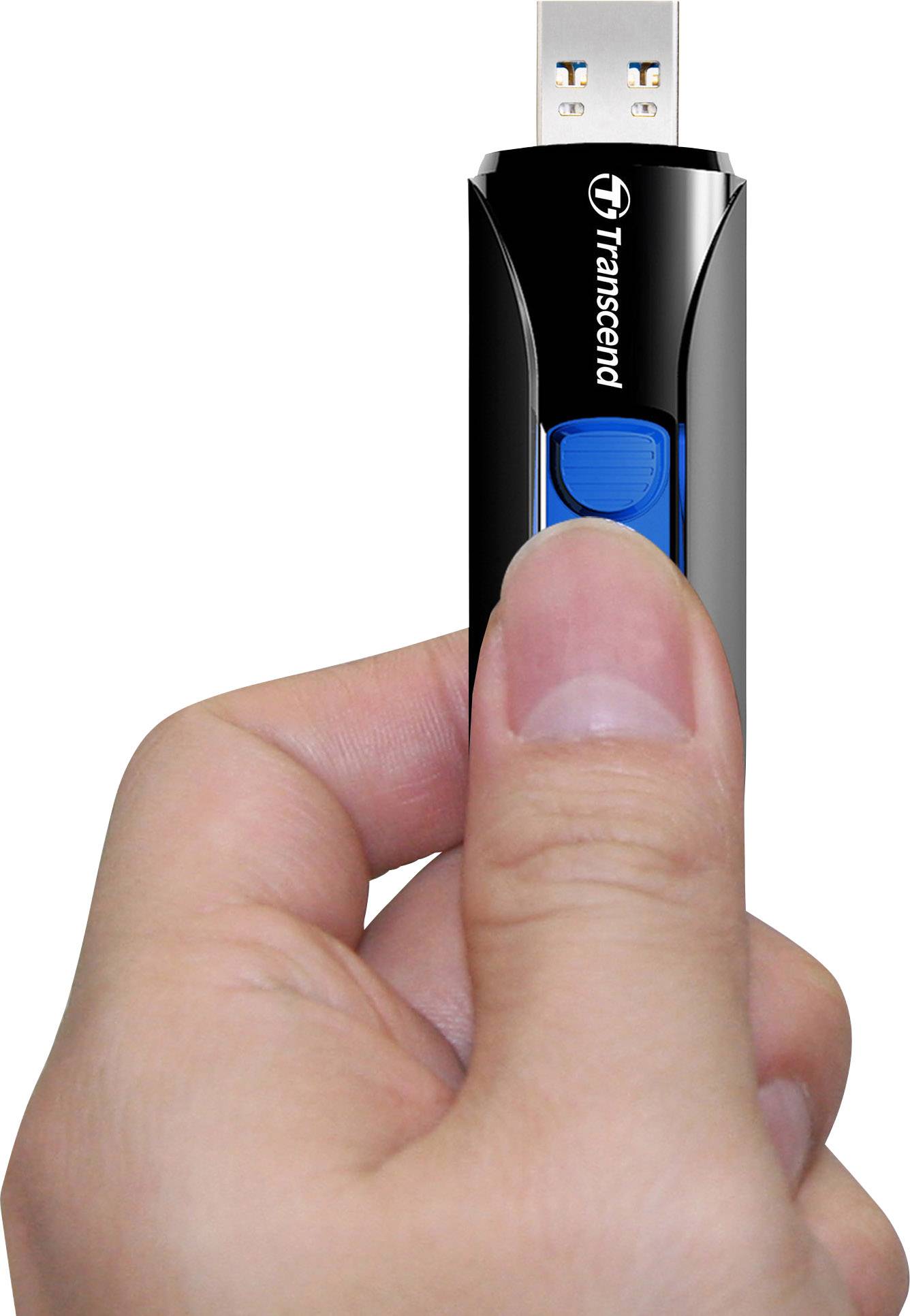Eine Hand hält einen schwarzen USB-Stick der Marke Transcend mit einem blauen Schieberegler.
