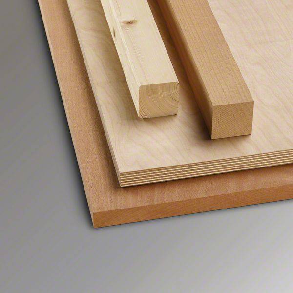 Ein Stapel von drei Holzplatten mit unterschiedlichen Stärken liegt gestapelt auf grauem Hintergrund.