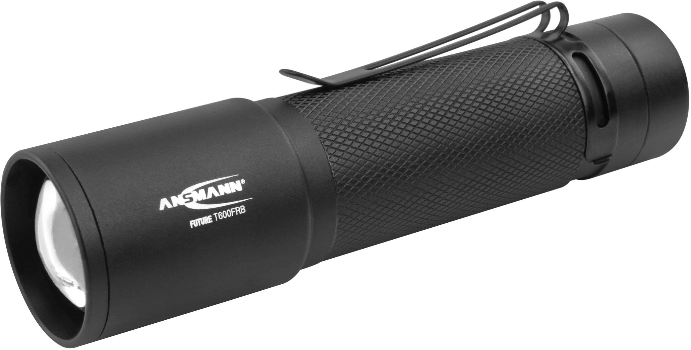Eine schwarze Taschenlampe mit strukturiertem Griff und Clip, Markenname 'ANSMANN' auf der Seite.