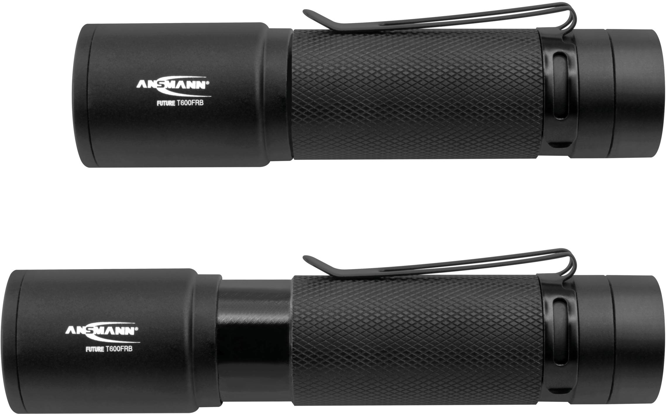 Zwei schwarze Taschenlampen mit Clip, horizontal liegend. Beide zeigen die Aufschrift 'ANSMANN' und 'Future T100F/LB'.
