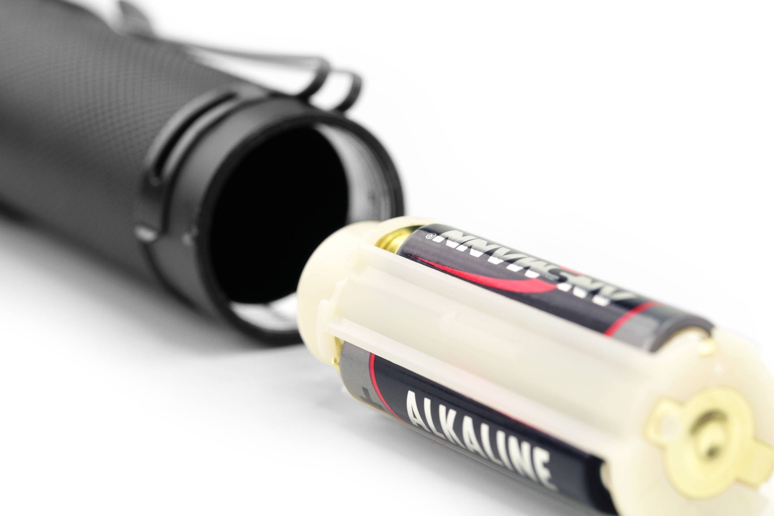 Taschenlampe mit entfernter Alkaline-Batterie.