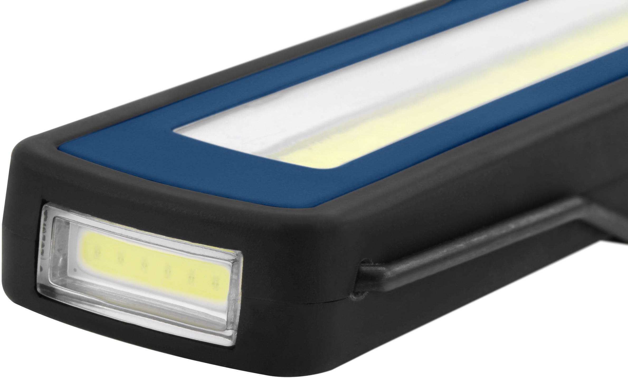 Nahaufnahme einer schwarzen Taschenlampe mit blauem Akzent und LED-Lichtflächen auf beiden Seiten.