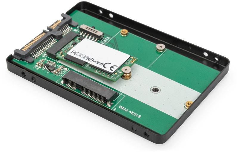Ein offenes grünes Adapterboard für eine M.2-SSD, eingebaut in ein schwarzes Gehäuse, mit sichtbaren Anschlüssen und Schaltkreisen.