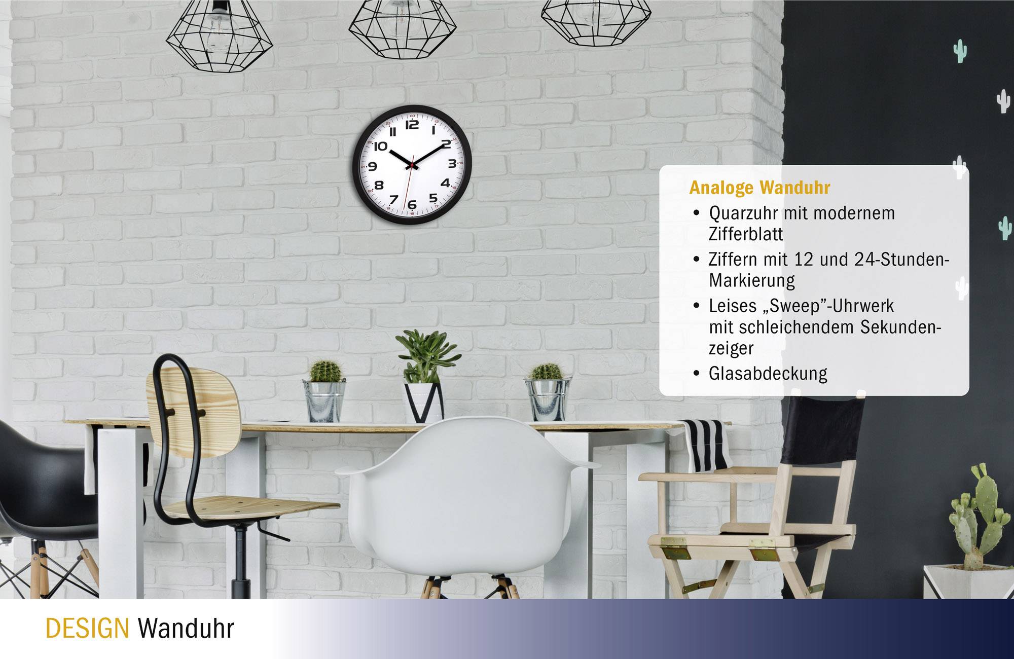 Eine moderne Küche mit einer analogen Wanduhr an der weißen Ziegelwand. Die Uhr zeigt 10:10 an. Designstühle stehen um einen Tisch.