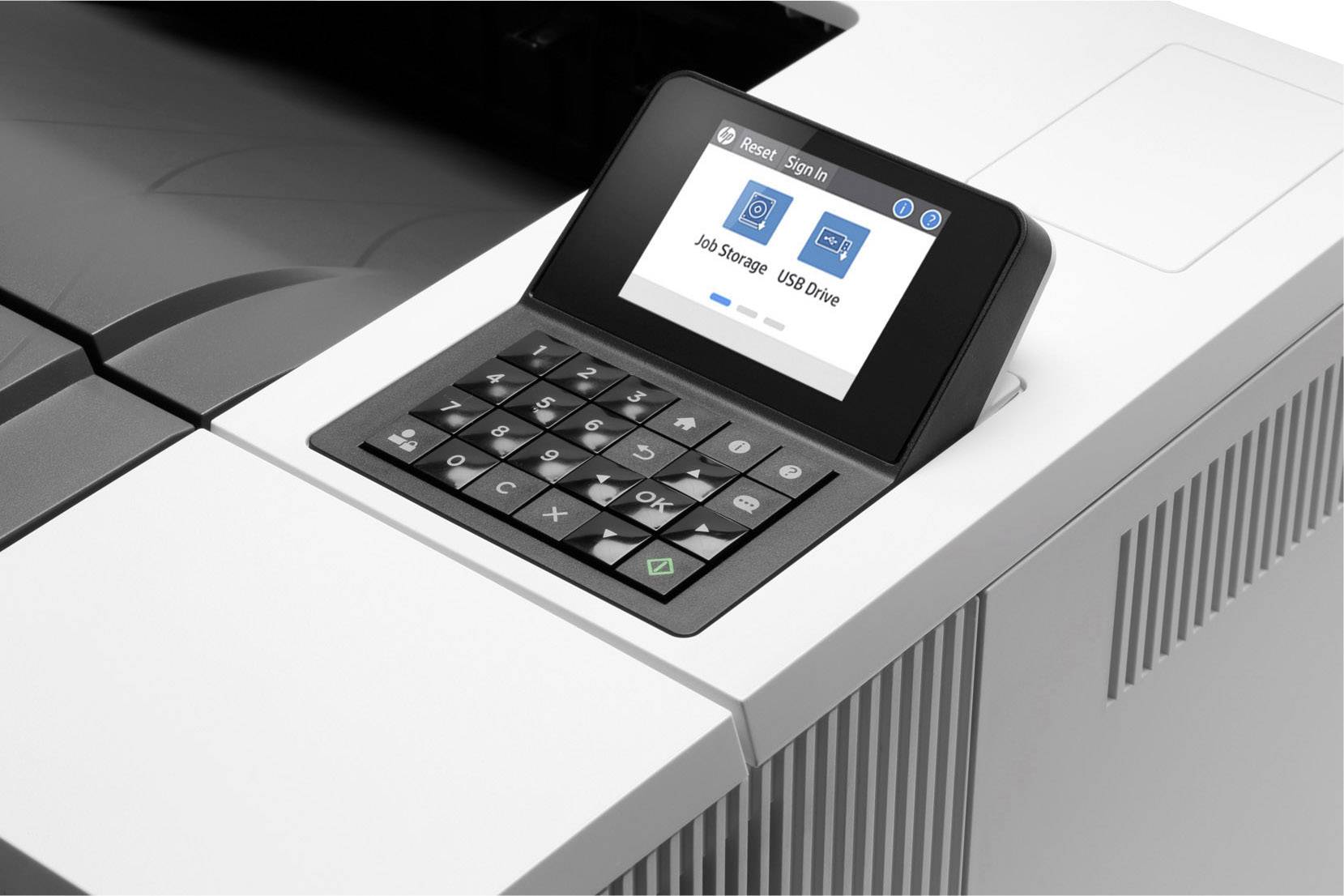 Multifunktionsdrucker mit Bedienfeld. Das Display zeigt 'Job Storage - USB Drive' an. Tastenfeld zur Steuerung sichtbar.