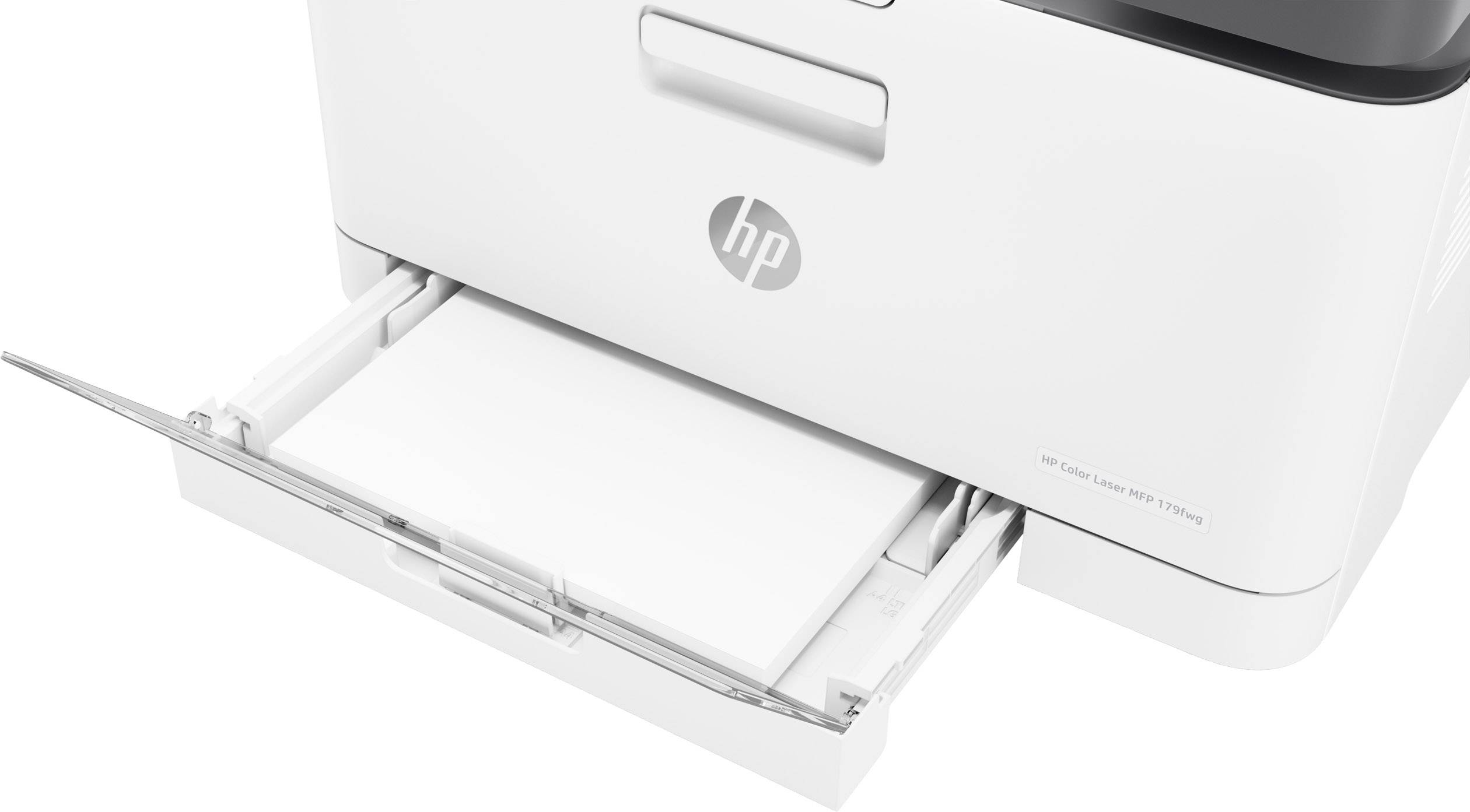 Ein weißer Drucker mit offenem Papierfach, bereit zum Drucken. Im Fokus steht das zuführende Papierfach und die Markenkennzeichnung auf der Vorderseite.