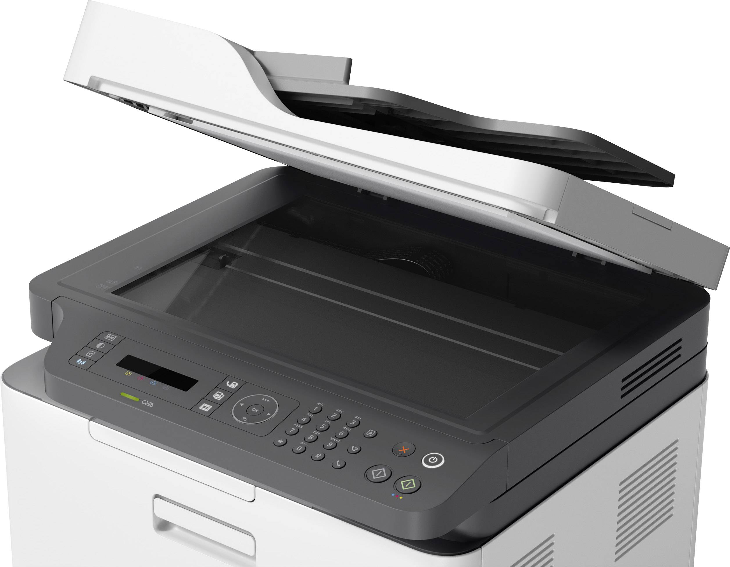 Ein geöffneter Drucker-Scanner-Kopierer, bereit zur Verwendung, mit Bedienfeld und offenem Deckel sichtbar.