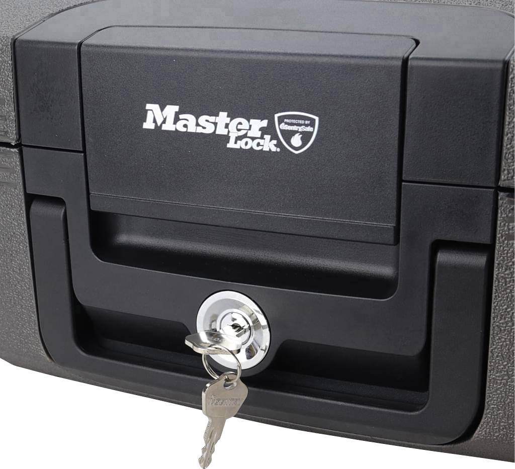 Schwarzer Koffer mit Schlüsselloch und eingestecktem Schlüssel, auf dem der Schriftzug 'Master Lock' sichtbar ist.