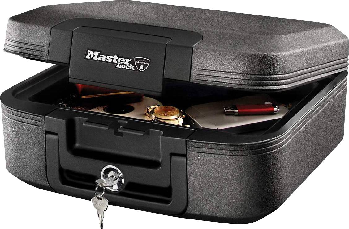 Ein geöffneter Tresor mit einem Schlüssel im Schloss zeigt Wertsachen wie eine Uhr und einen USB-Stick, sichtbar im Inneren.