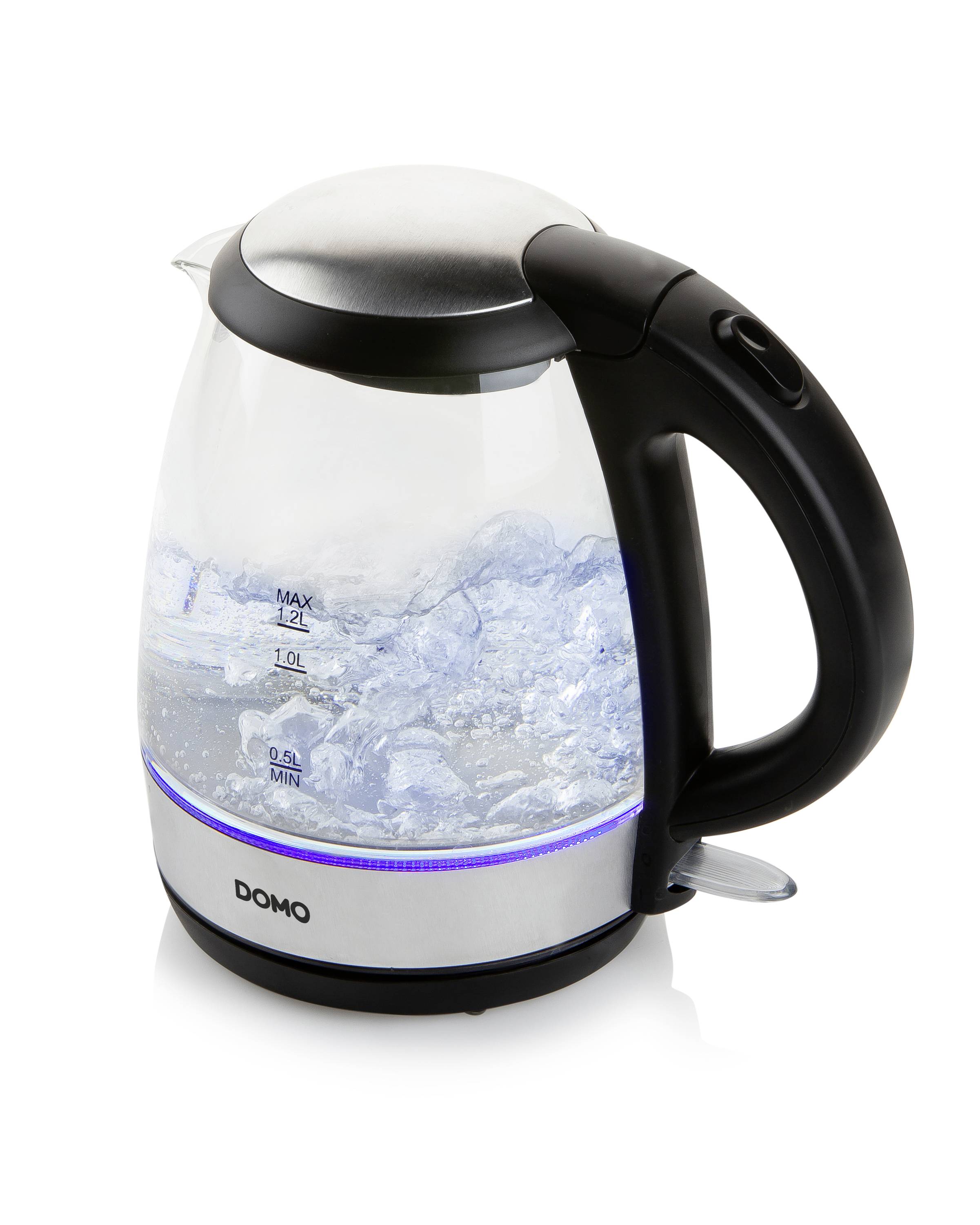 Glaswasserkocher mit schwarzem Griff, gefüllt mit kochendem Wasser. Auf der Seite sind Messmarkierungen in Litern zu sehen.