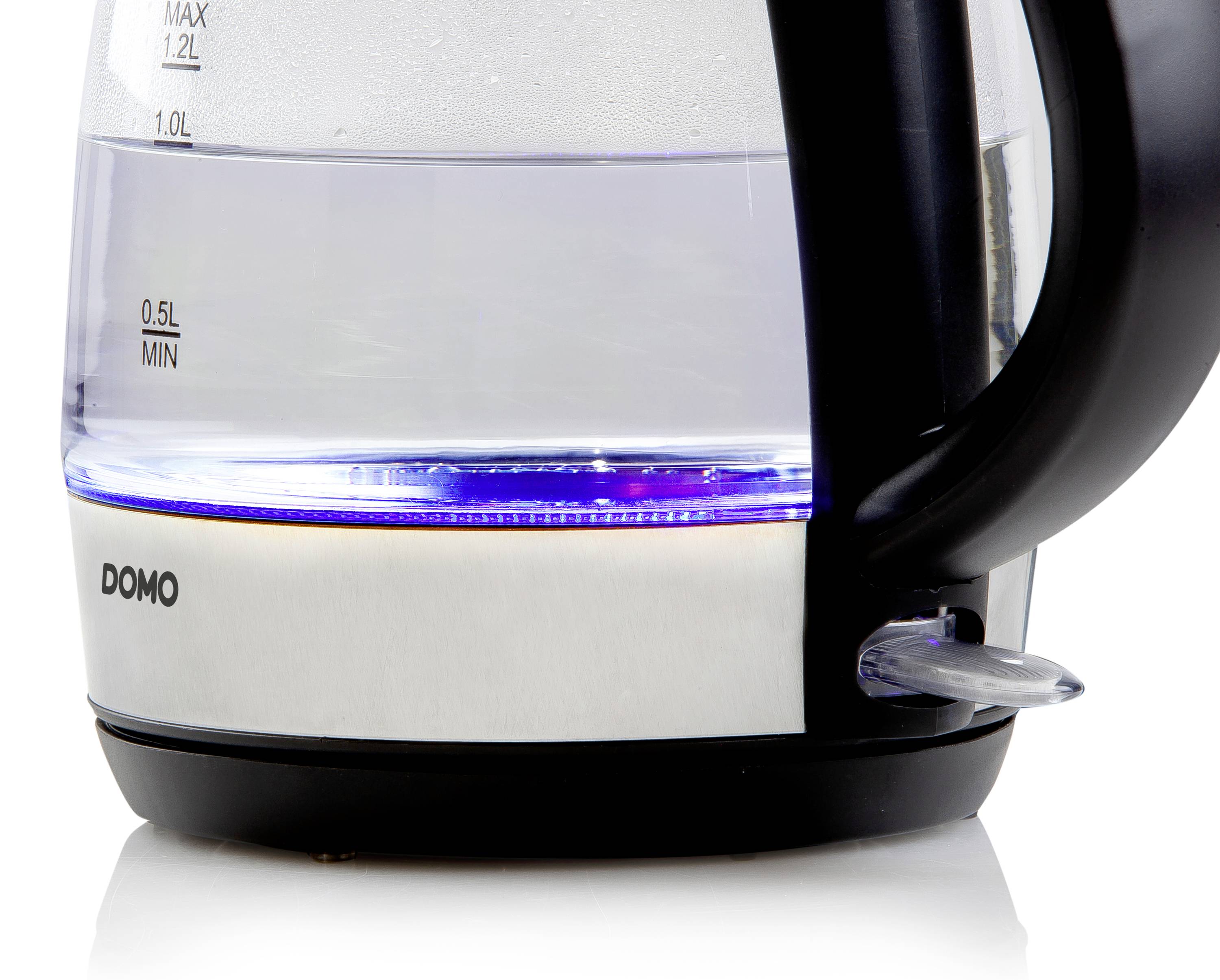 Ein halb gefüllter Wasserkocher mit beleuchtetem Boden und Messangaben an der Seite. Die Wasserstandsanzeige beträgt zwischen 0,5 l und 1,2 l.