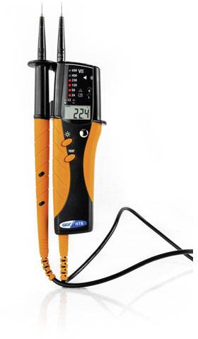Elektrisches Messgerät mit Display zeigt Spannung von 224 Volt. Zwei Prüfspitzen sind vorhanden, eine rote und eine schwarze. Gerät ist schwarz-orange.