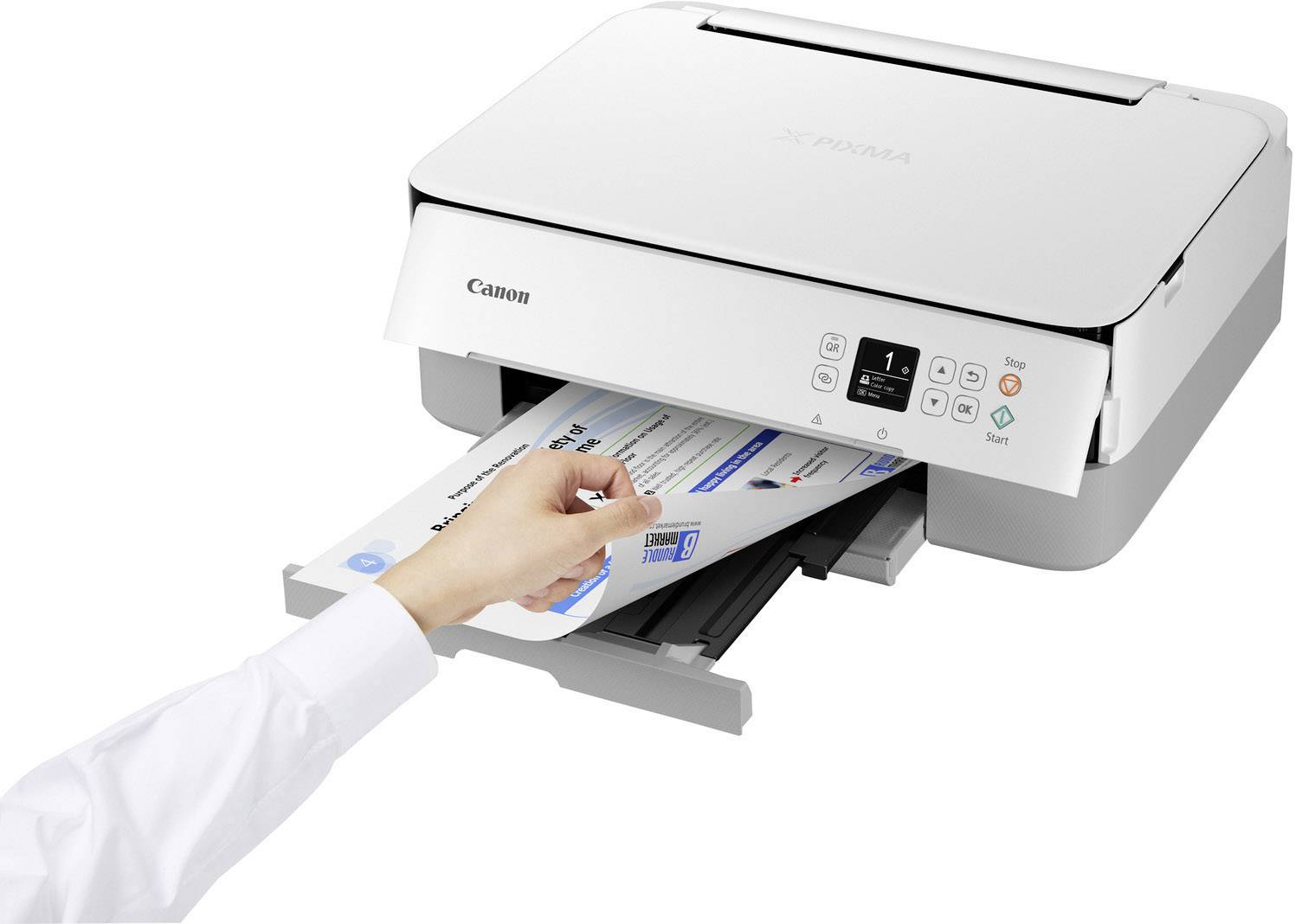 Eine Person entnimmt ein bedrucktes Blatt aus einem weißen Drucker. Der Drucker zeigt Statusanzeigen auf einem digitalen Display.