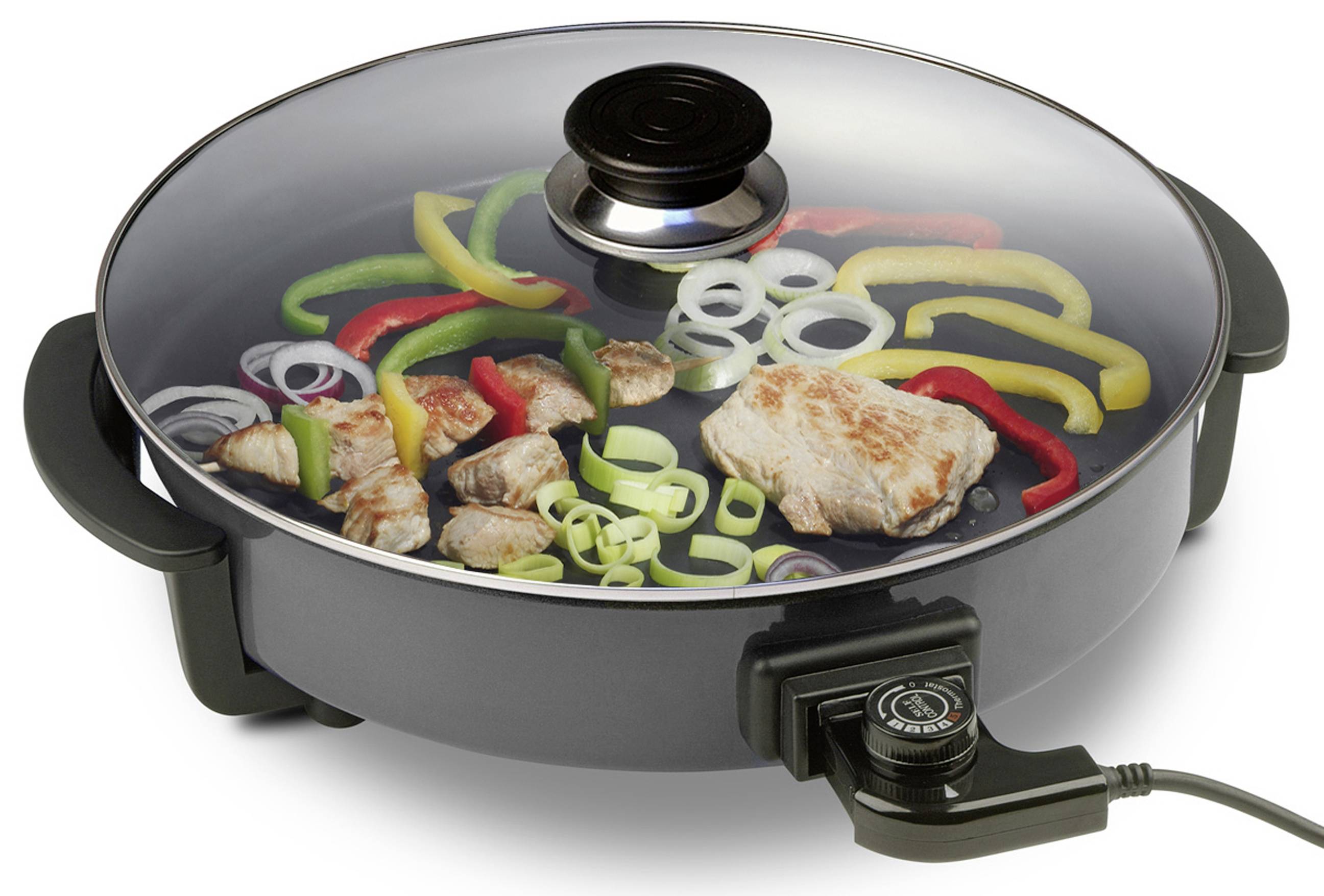 Elektrische Pfanne mit Fleischstücken, Paprika, Lauch und Zwiebeln. Schwarze Griffe und Temperaturregler an der Seite.