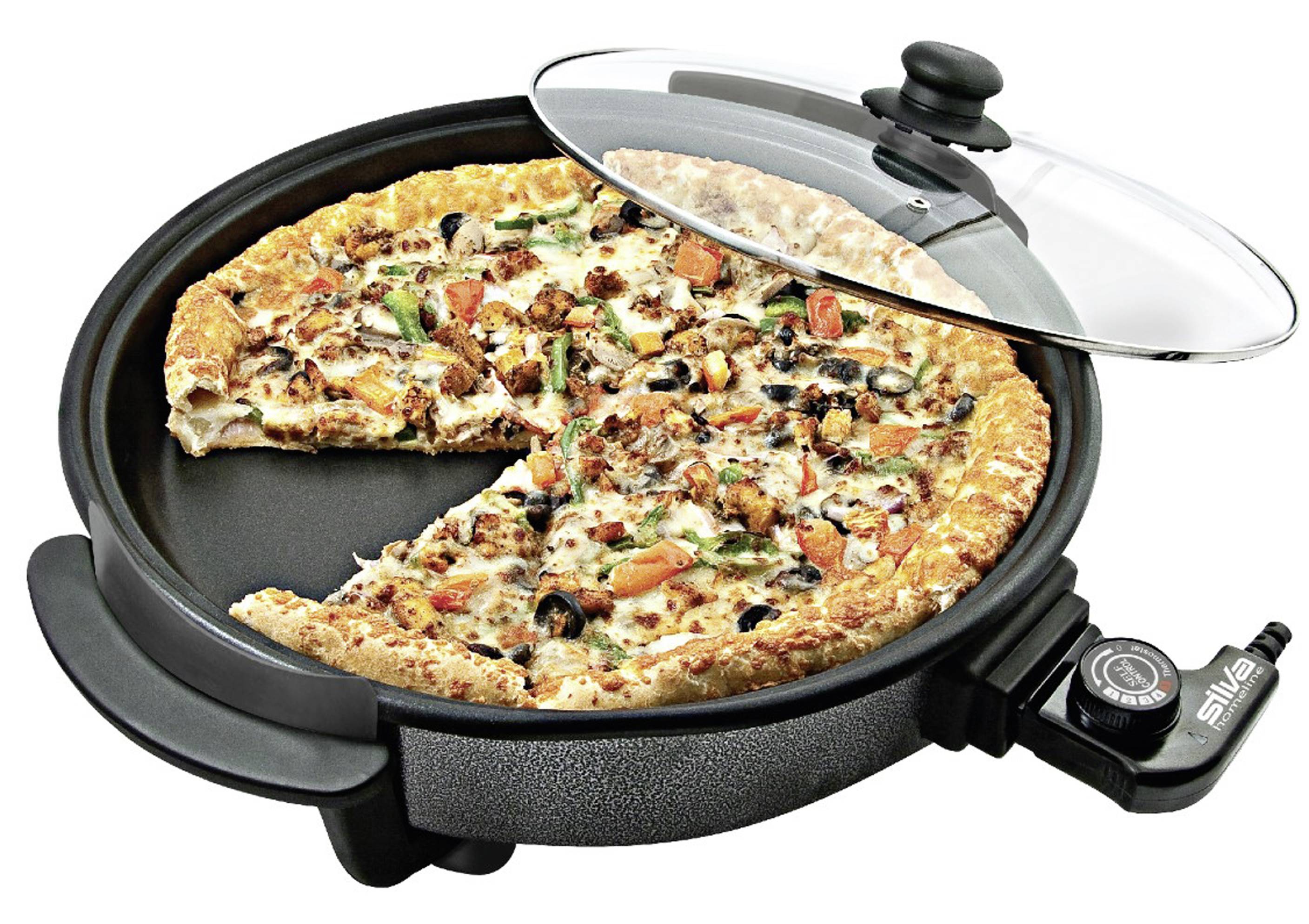 Eine elektrische Pfanne mit Glasdeckel, in der eine Pizza mit Gemüsebelag liegt. Ein Stück Pizza wurde bereits herausgeschnitten.