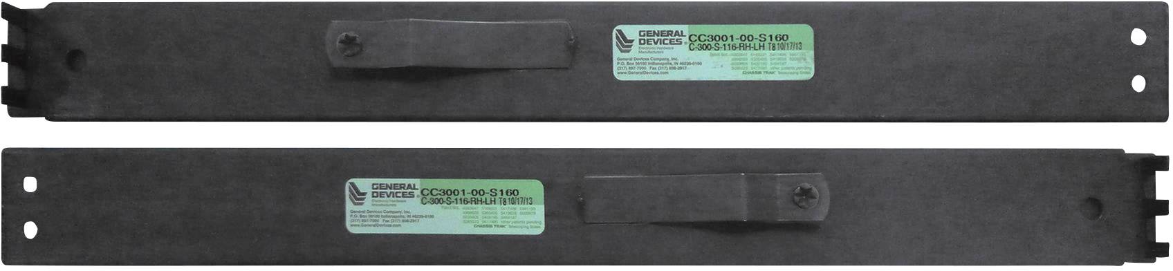 Zwei schwarze Metallplatten übereinander mit grünen Etiketten, die 'General Dynamics C4600 CO-I/O 11/00' zeigen, Dienstrack-Komponenten.