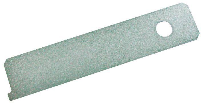 Ein rechteckiges Metallblech mit einem runden Loch am oberen Ende und einem abgeschrägten Schnitt an der unteren linken Ecke.