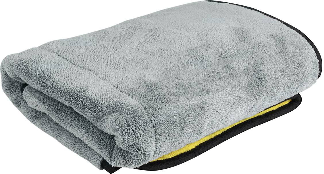 Weiche, graue Fleece-Decke, sauber gefaltet.