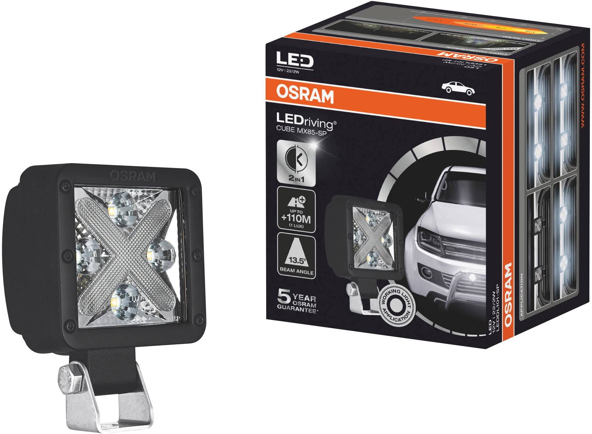 LED-Arbeitsleuchte von OSRAM, quadratisch, setzt ein starkes Lichtakzent auf Fahrzeuge. Verpackung zeigt Beispielanwendung am Auto.