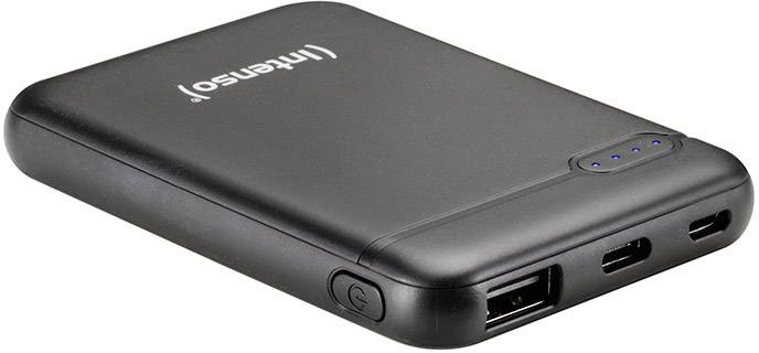Schwarze Powerbank von Intenso mit LED-Ladeanzeige, einem USB-Anschluss und einem USB-C-Anschluss. Liegt auf einer weißen Fläche.