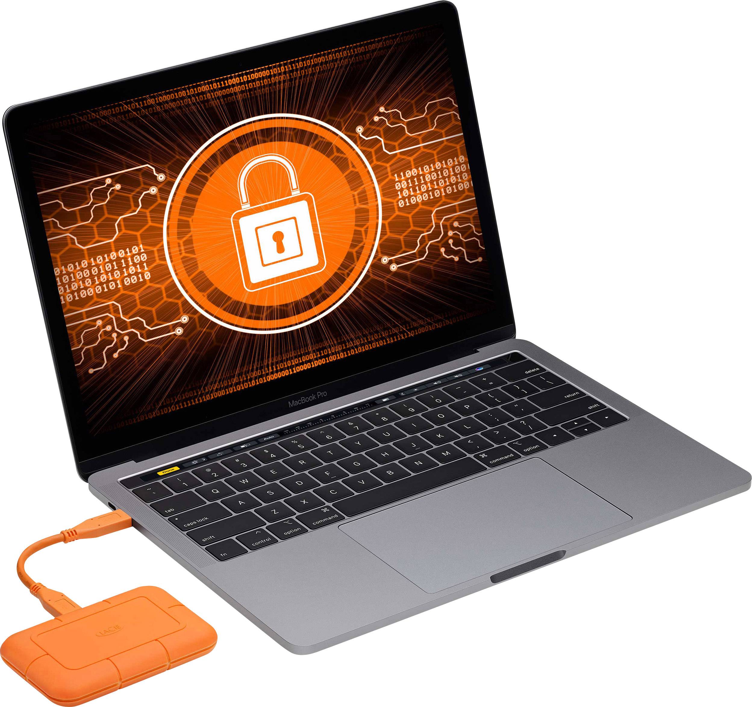 Ein Laptop mit einem orangefarbenen Sicherheitsschloss auf dem Bildschirm symbolisiert Datenschutz. Eine orange externe Festplatte ist angeschlossen.
