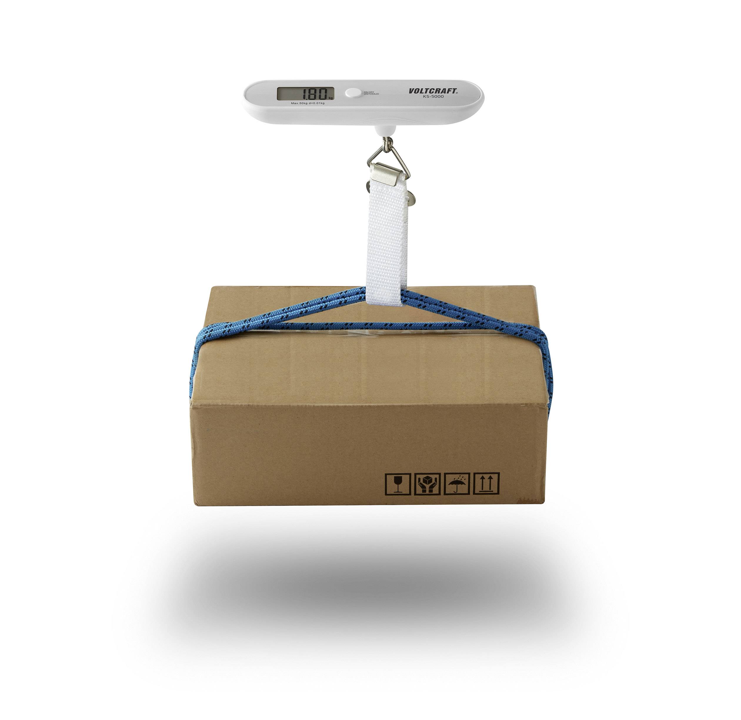 Digitalwaage zeigt 1,80 kg an, wiegt rechteckiges Paket.