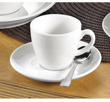 Weiße Kaffeetasse auf Untertasse mit Löffel, steht auf einem Holztisch mit braunem Platzset.