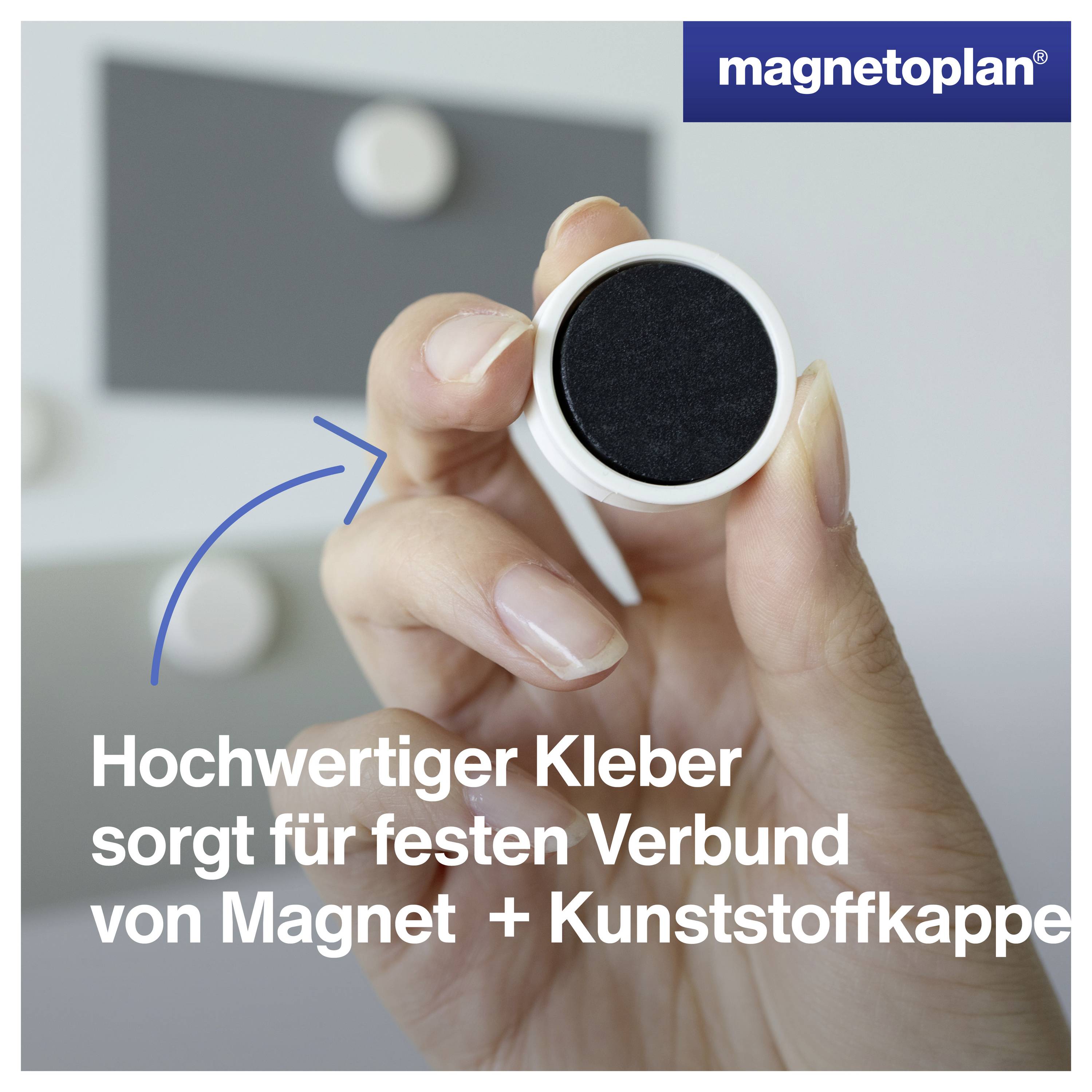 Eine Hand hält einen Magneten mit Kunststoffkappe. Der Text sagt: 'Hochwertiger Kleber sorgt für festen Verbund von Magnet + Kunststoffkappe'.