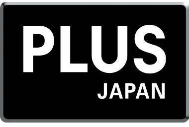 Schwarzes Rechteck mit weißem Text: 'PLUS' oben und 'JAPAN' unten.