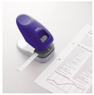 Ein blauer, handbetriebener Aktenvernichter schneidet Papier auf einem weißen Tisch, neben einem Dokument mit englischem Text und Grafik.