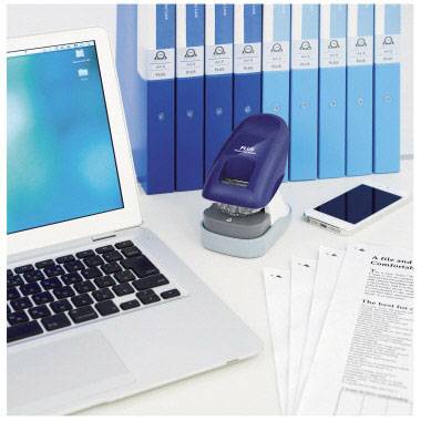 Laptop auf Schreibtisch neben Aktenordnern, Stempel und Dokumenten. Büroeinrichtung, blaue und weiße Farbtöne.