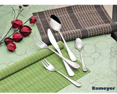 Besteck-Set auf einem Tisch mit grüner und brauner Tischdecke, dekoriert mit roten getrockneten Blumen links.