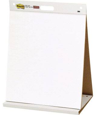 Großes weißes Post-it-Flipchart mit Kartonrücken, stehend auf einem Tisch. Ideal für Präsentationen und Notizen in Meetings.