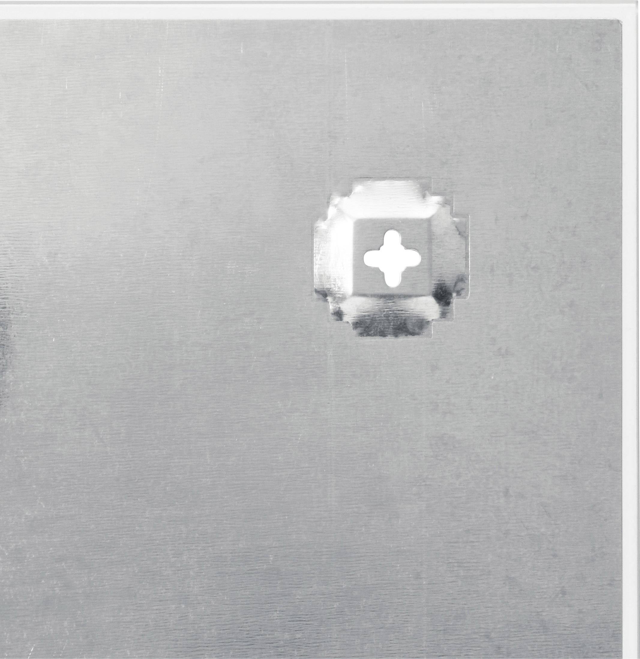 Metallische Oberfläche, quadratische Vertiefung mit kreuzförmigem Loch in der Mitte, minimalistische Darstellung mit industriellem Flair.